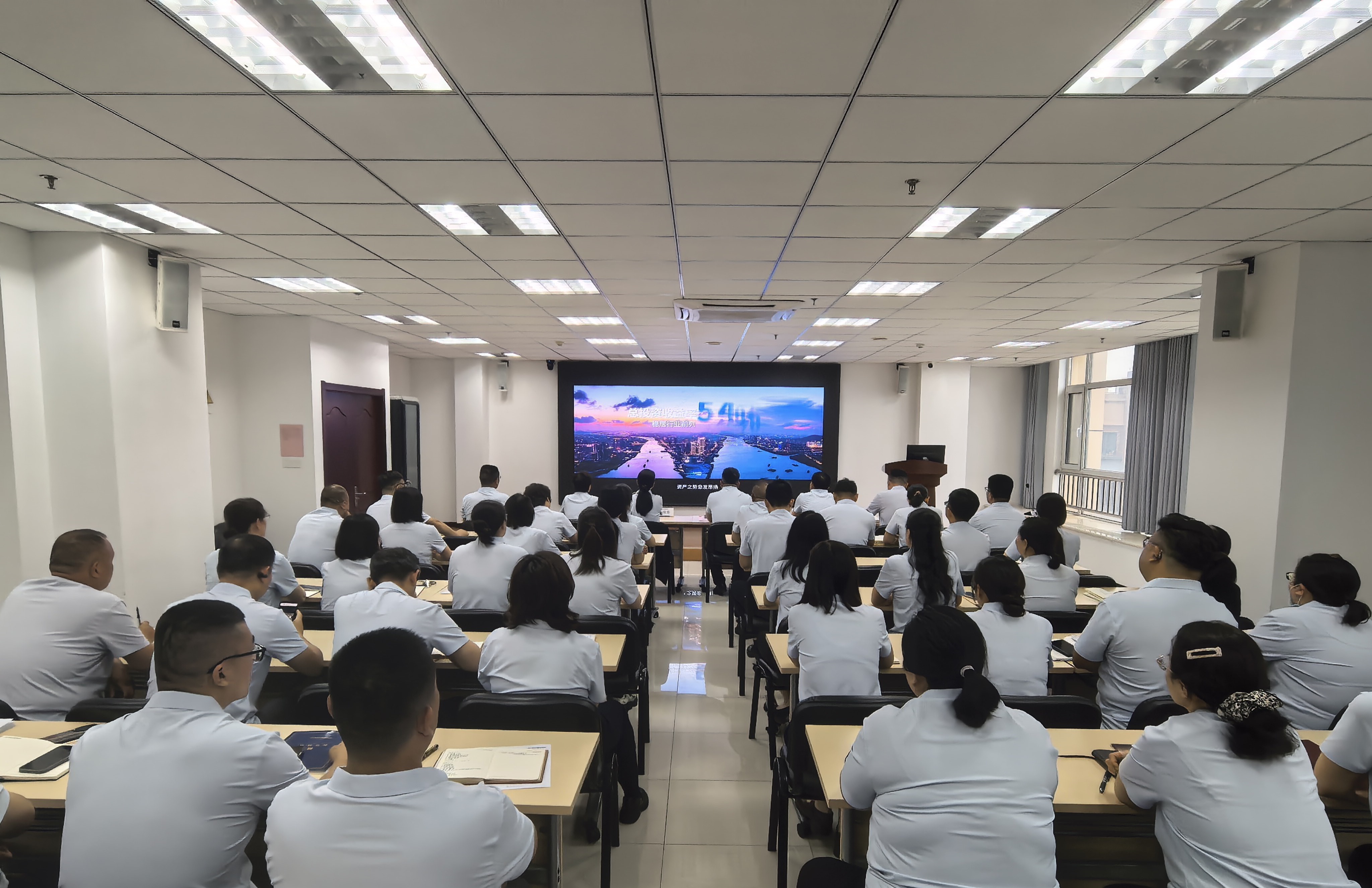 党建领航聚合力 攻坚冲刺践初心-——新华保险山东济宁中支党支部召开迎司庆业务攻坚动员部署会 (1)